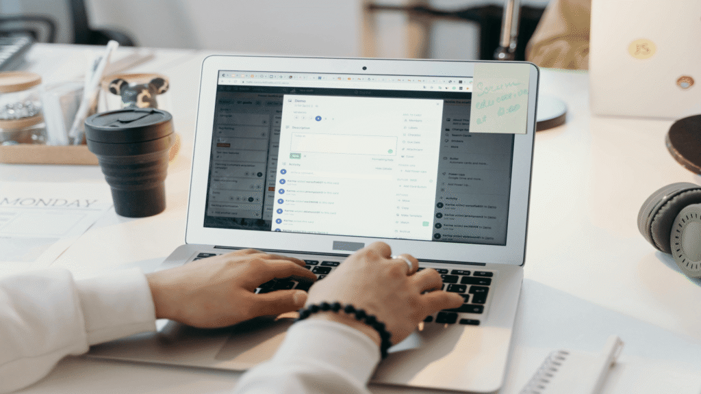 osoba pracująca na laptopie w biurze, optymalizująca skrzynkę odbiorczą outlook