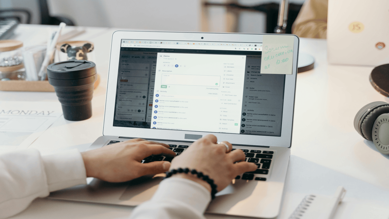 osoba pracująca na laptopie w biurze, optymalizująca skrzynkę odbiorczą outlook