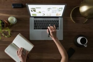 produktywna poranek w biurze - biurko, laptop i planer